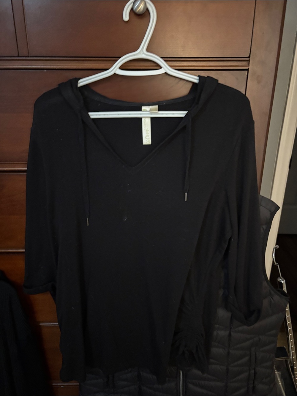 GreenTea Black V-Neck Hooded Top